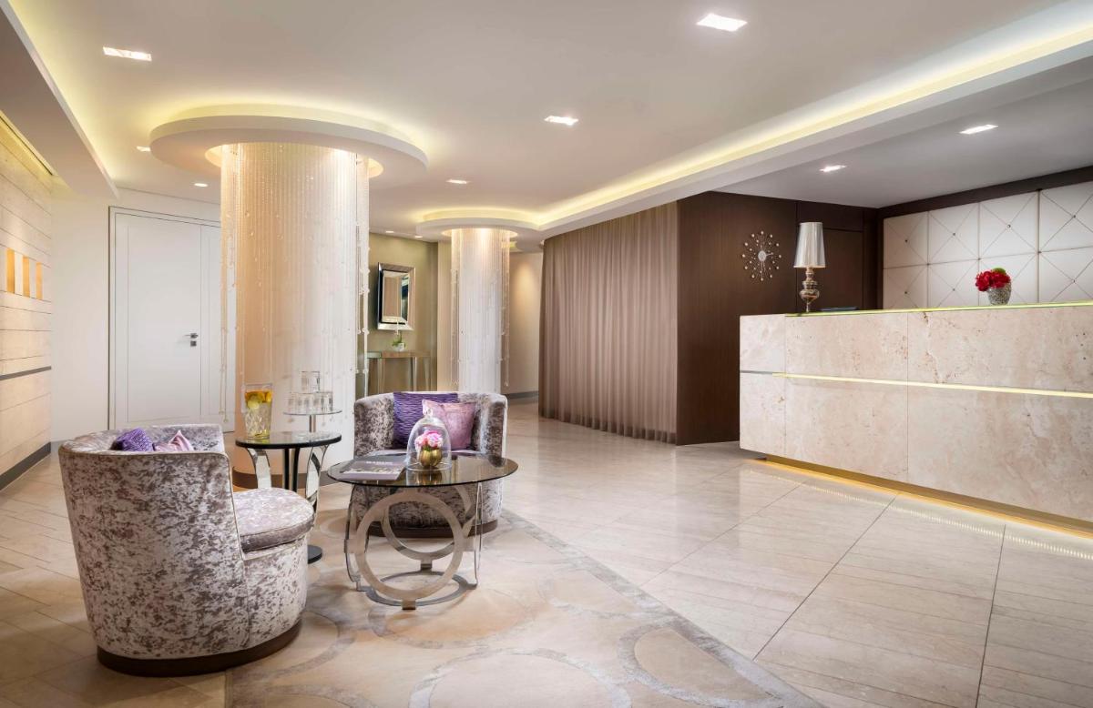 Ein Sitzbereich in der Unterkunft Waldorf Astoria Berlin
