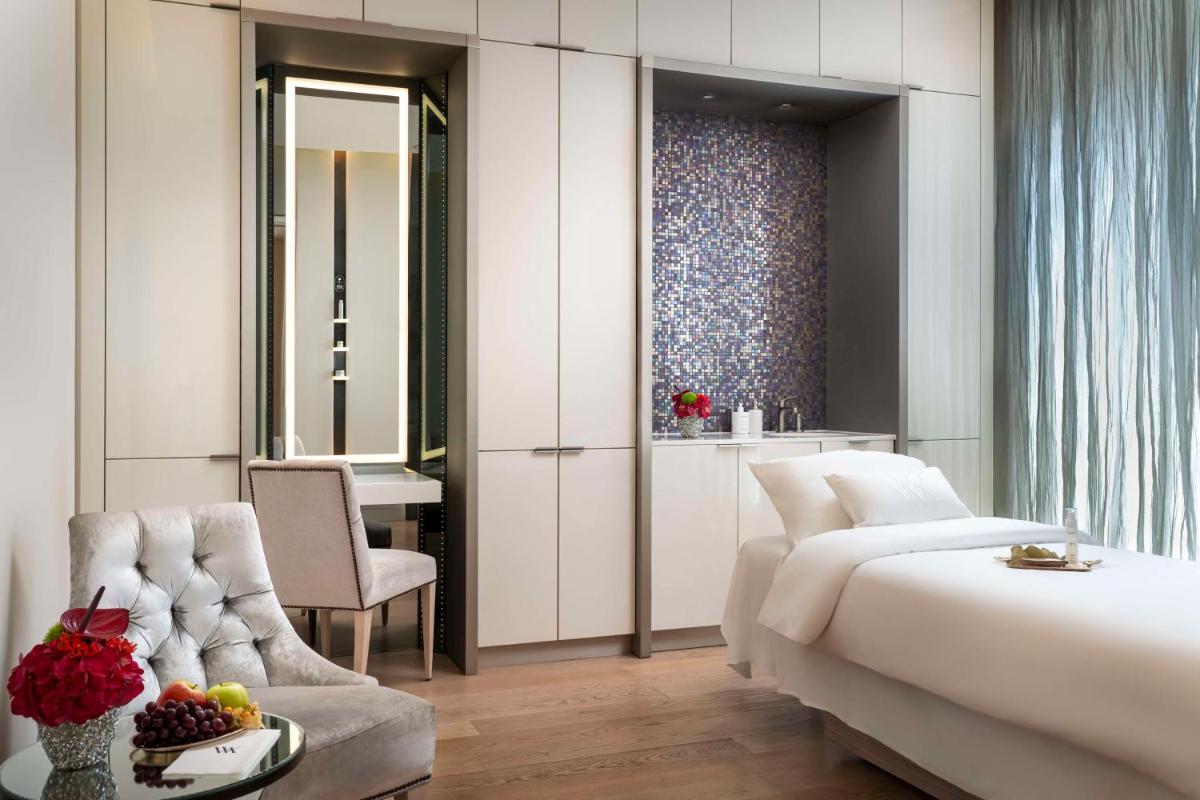 Ein Bett oder Betten in einem Zimmer der Unterkunft Waldorf Astoria Berlin