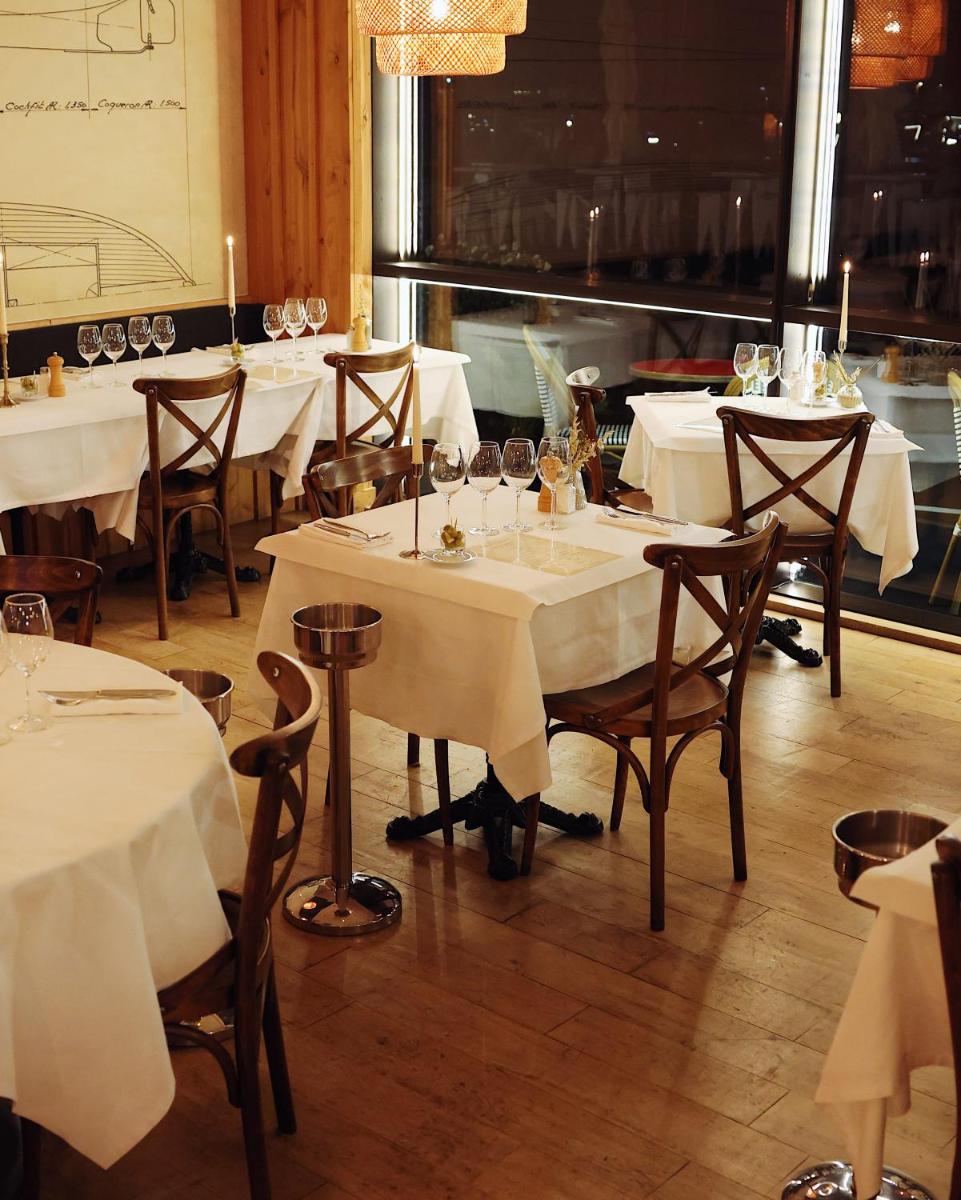 Restaurant ou autre lieu de restauration dans l'établissement Résidence Les Suites du Port - by Le Saint Ferdinand
