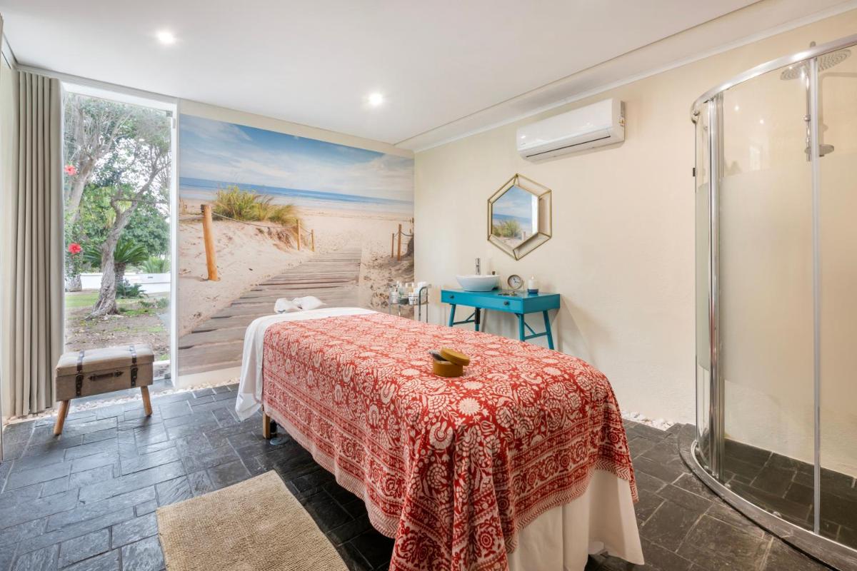 um quarto com uma cama e uma cabina de duche em vidro em Vilar do Golf na Quinta do Lago mais 64 fotografias