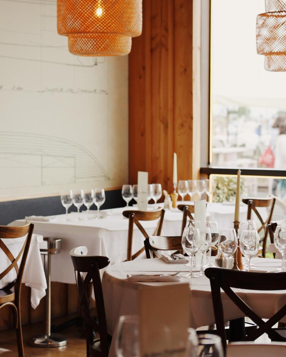 Restaurant ou autre lieu de restauration dans l'établissement Résidence Les Suites du Port - by Le Saint Ferdinand