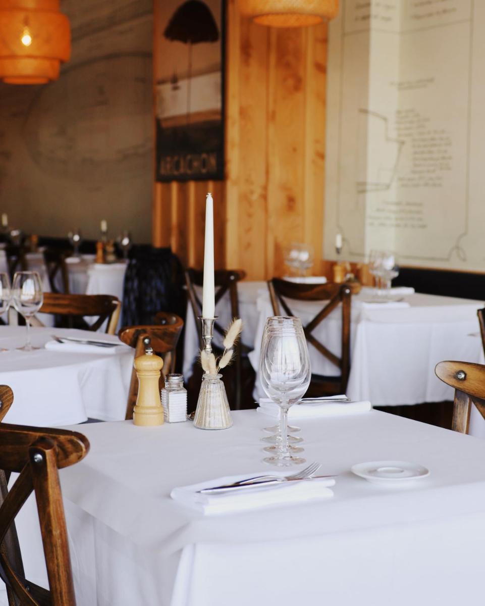 Restaurant ou autre lieu de restauration dans l'établissement Résidence Les Suites du Port - by Le Saint Ferdinand