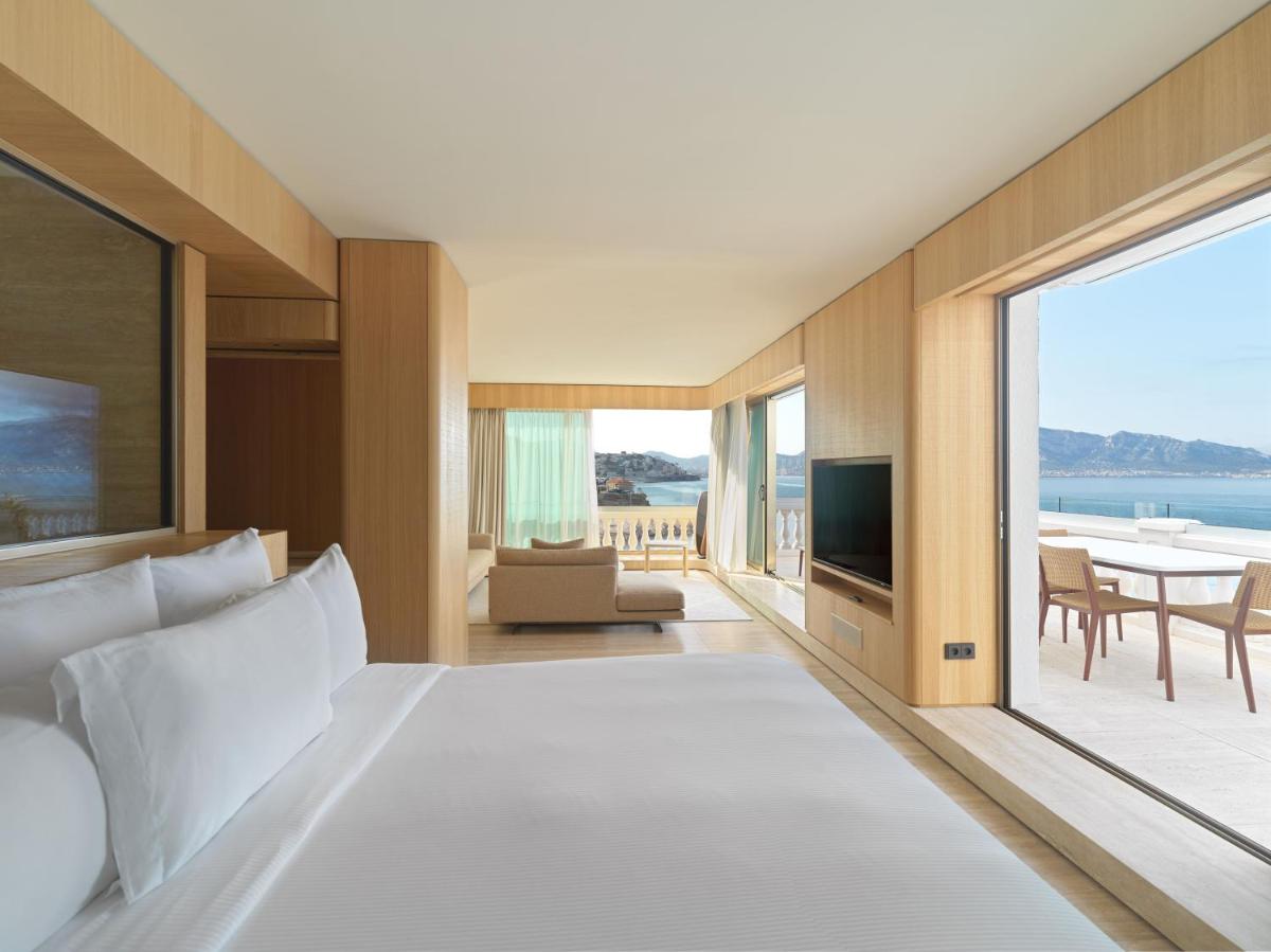une chambre d'hôtel avec un lit et une vue sur l'océan dans l'établissement Le Petit Nice - Passedat, à Marseille une chambre d'hôtel avec un lit et une vue sur l'océan dans l'établissement Le Petit Nice - Passedat, à Marseille