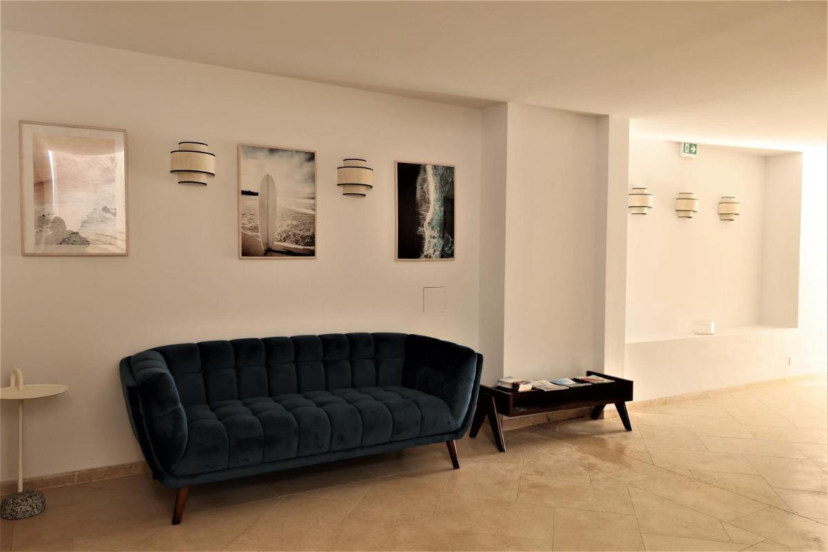 Coin salon dans l'établissement Résidence Les Suites du Port - by Le Saint Ferdinand