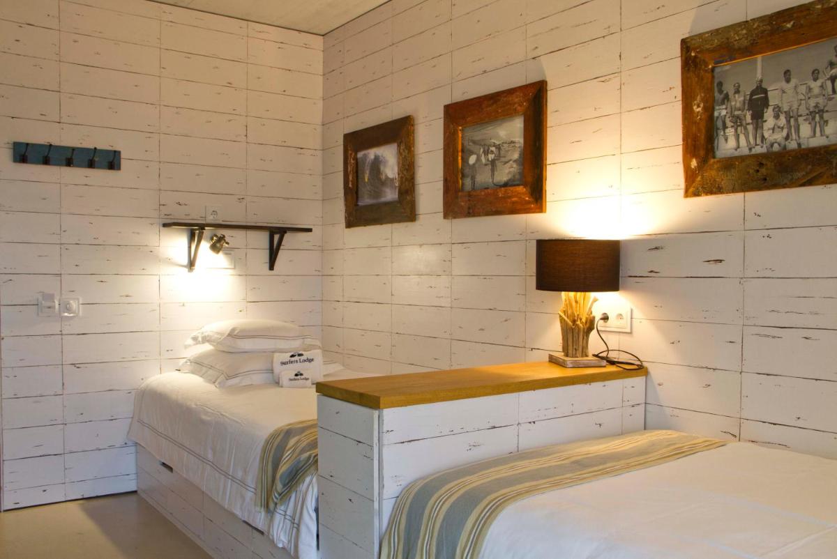 Uma cama ou camas num quarto em Surfers Lodge Peniche