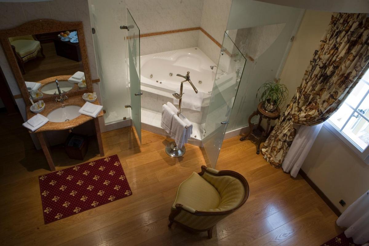 Salle de bains dans l'établissement Hôtel du Domaine de La Grange de Condé