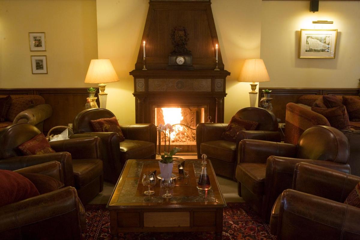 Coin salon dans l'établissement Hôtel du Domaine de La Grange de Condé