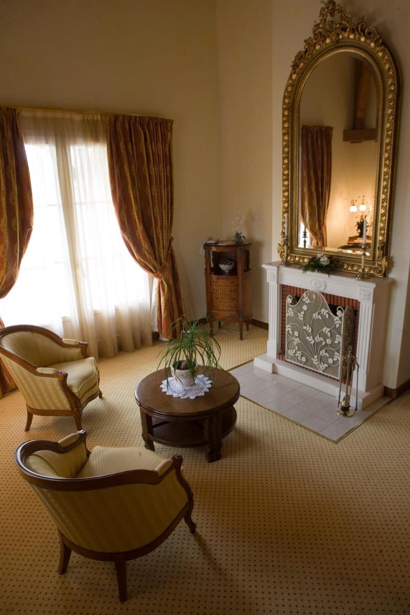 Coin salon dans l'établissement Hôtel du Domaine de La Grange de Condé