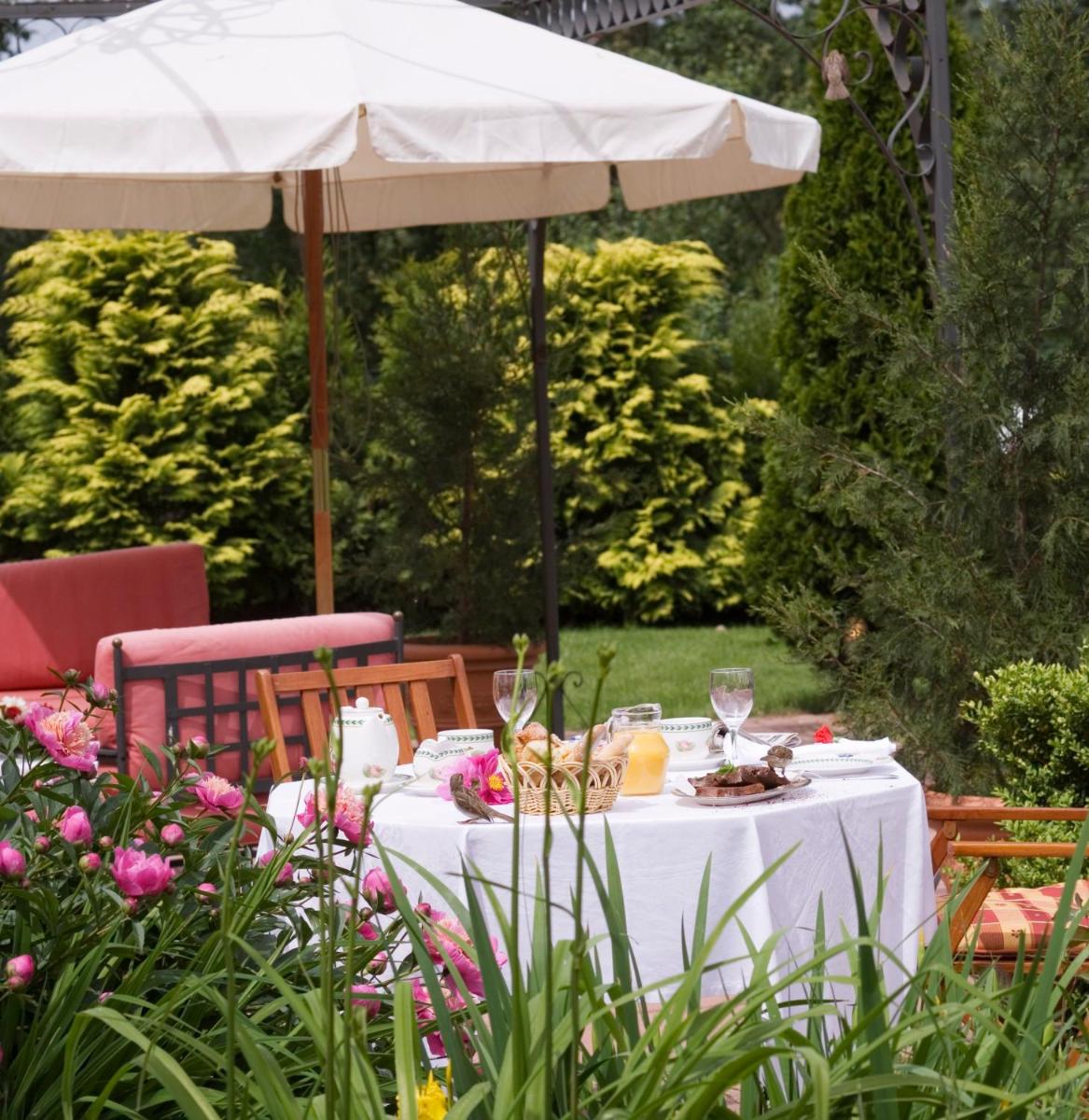 Jardin de l'établissement Hôtel du Domaine de La Grange de Condé