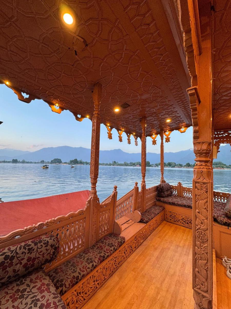 Peacock Houseboats - Housity