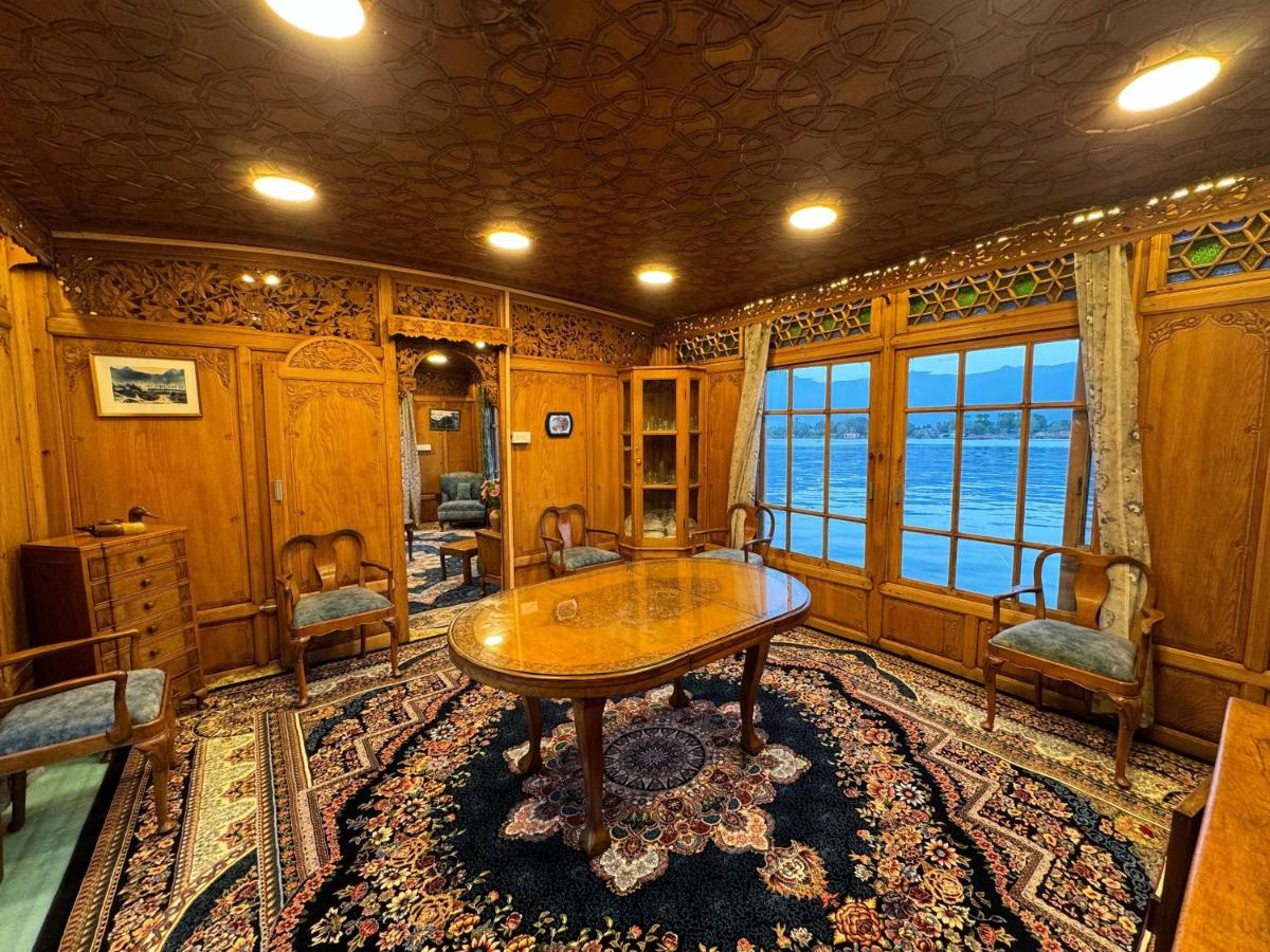 Peacock Houseboats - Housity