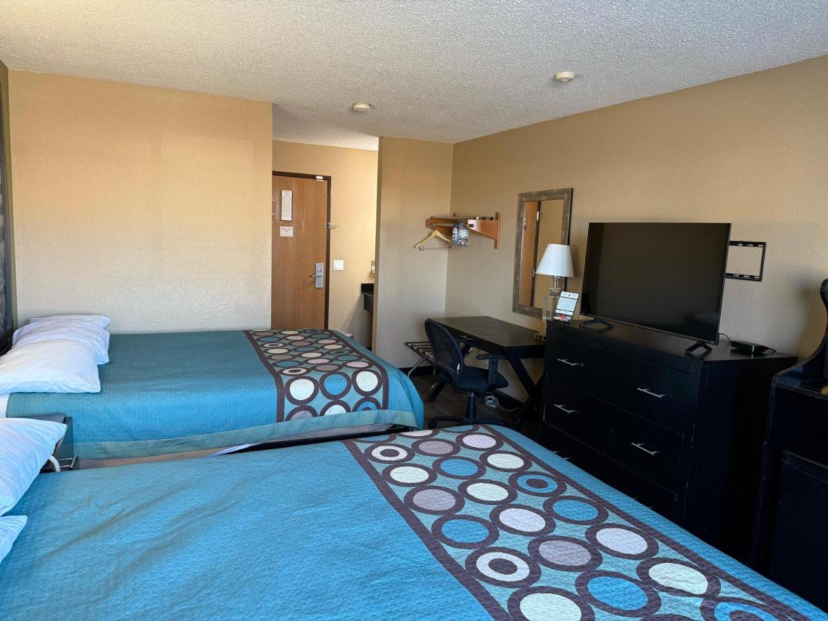 Super 8 by Wyndham Mendota I-39 - Housity