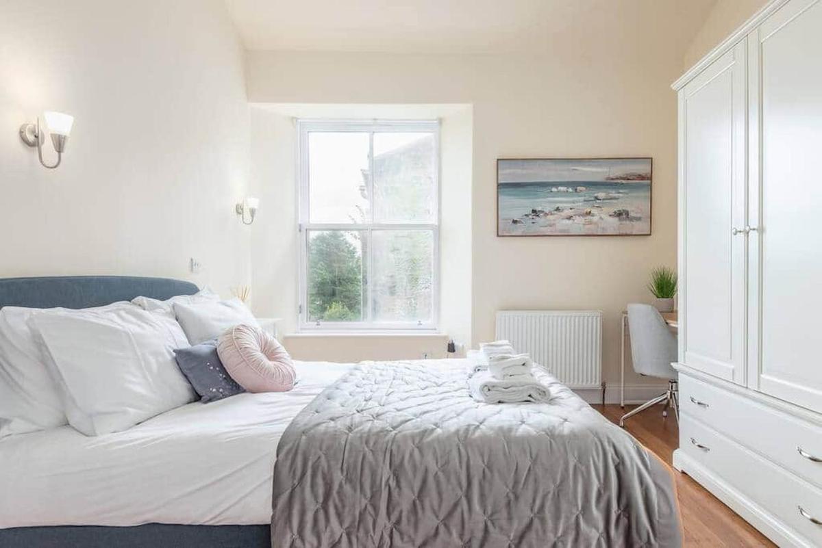 Skye Sands - Alexandra Loft - Hizvo