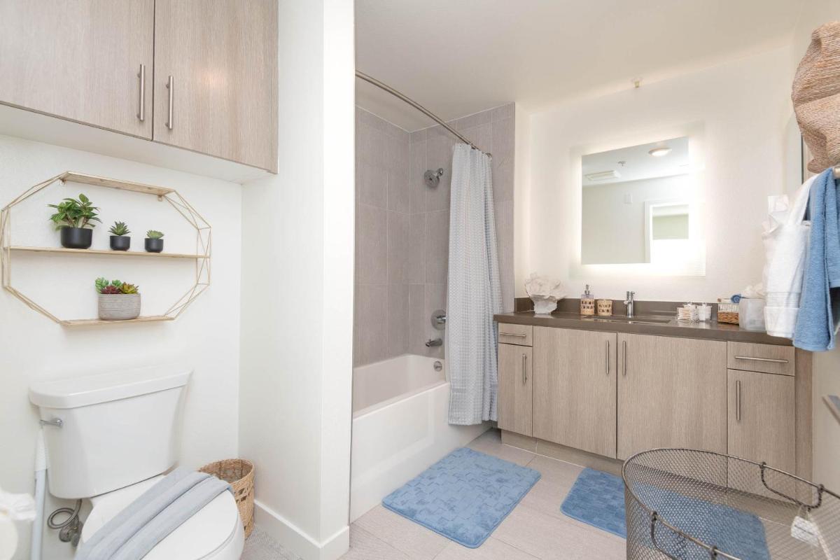 Hollywood Apartment Near Walk of Fame - Housity