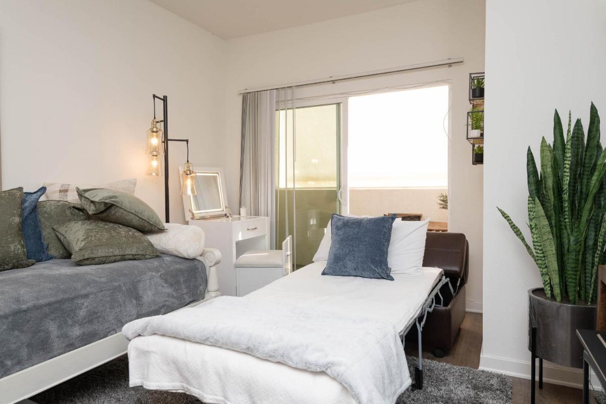 Hollywood Apartment Near Walk of Fame - Housity
