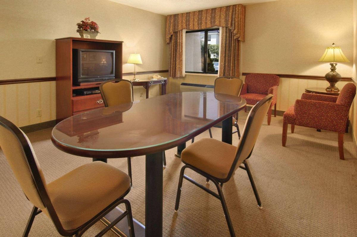 Baymont by Wyndham Corydon - Housity
