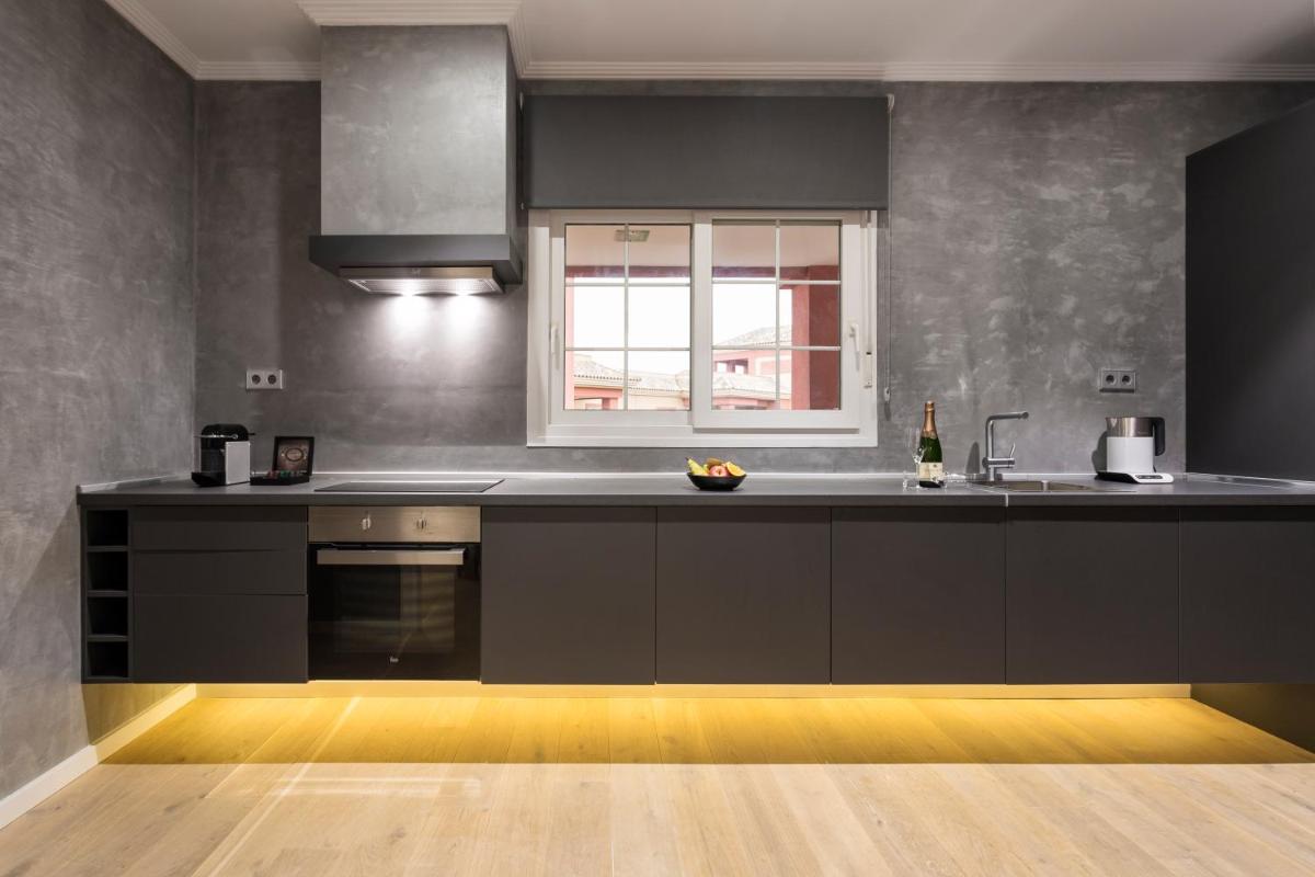 una cocina con armarios negros y una ventana en Ama Islantilla Resort, en Islantilla