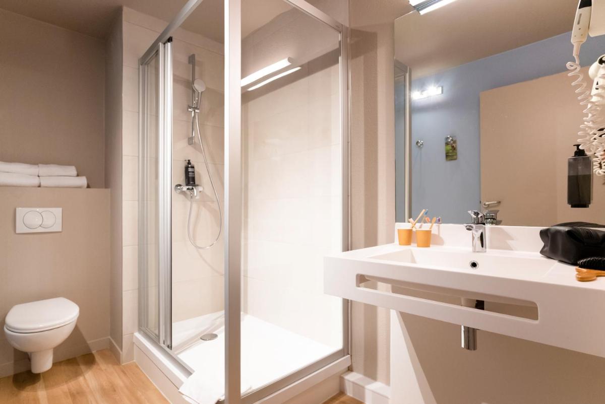 Salle de bains dans l'établissement ibis Styles Aix les Bains Domaine de Marlioz