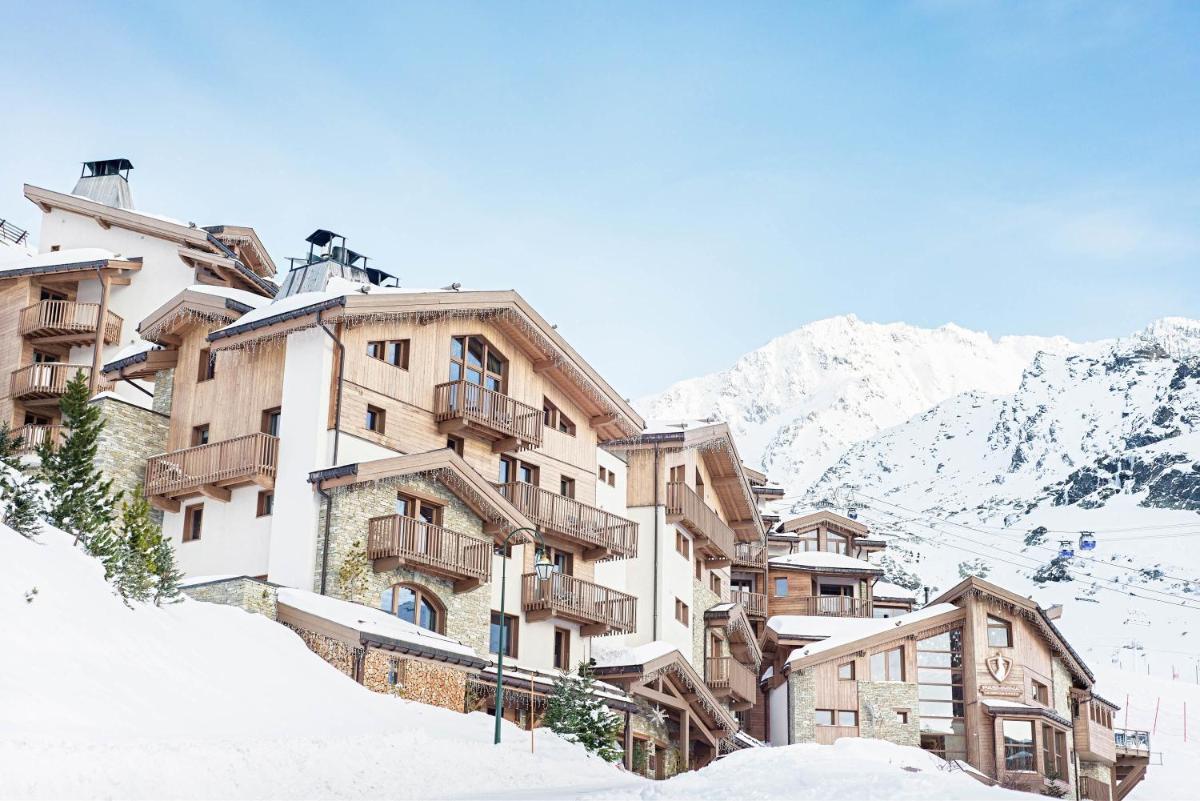 un bâtiment au sommet d'une montagne enneigée dans l'établissement Hotel Pashmina Le Refuge, à Val Thorens