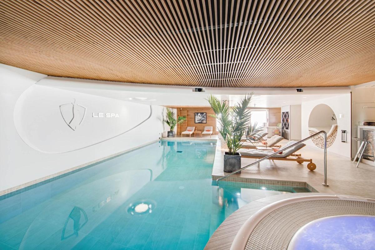 une grande piscine dans un immeuble dans l'établissement Hotel Pashmina Le Refuge, à Val Thorens