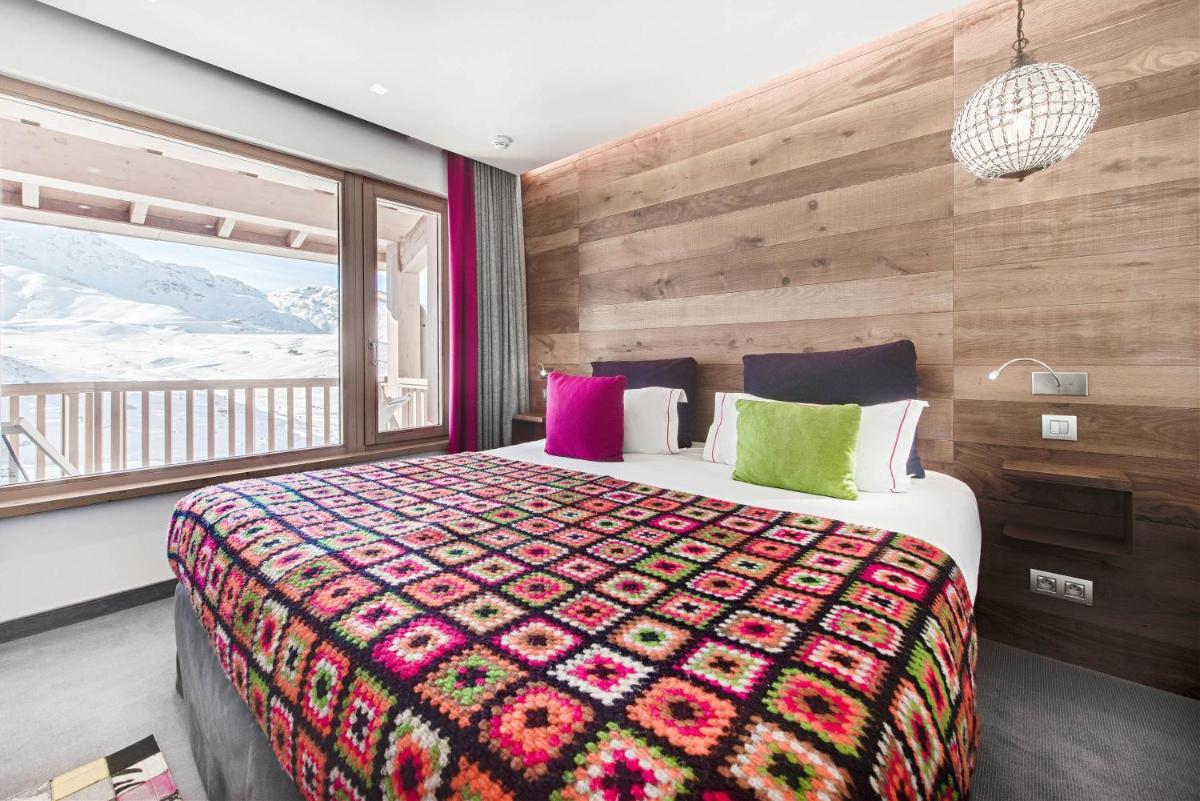 une chambre avec un grand lit et une grande fenêtre dans l'établissement Hotel Pashmina Le Refuge, à Val Thorens 162 autres photos