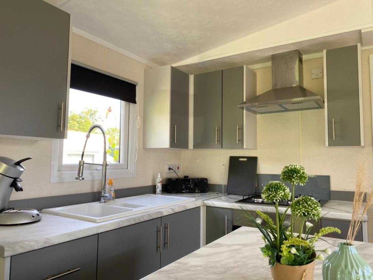 Natur pur, O4 neues Ferienhaus natureingebunden, Familien- und hundefreundlich eingezäunt - Housity