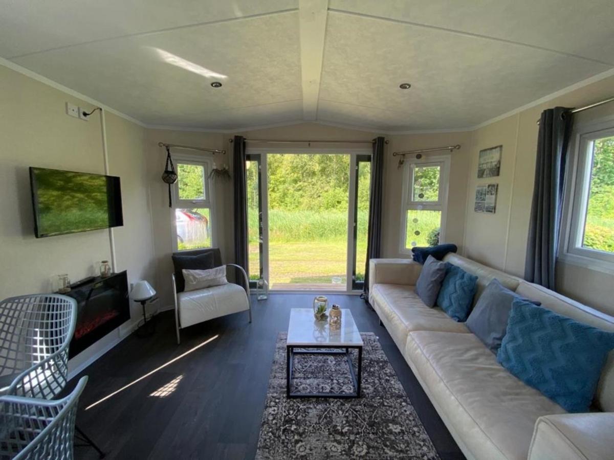 Natur pur, O4 neues Ferienhaus natureingebunden, Familien- und hundefreundlich eingezäunt - Housity