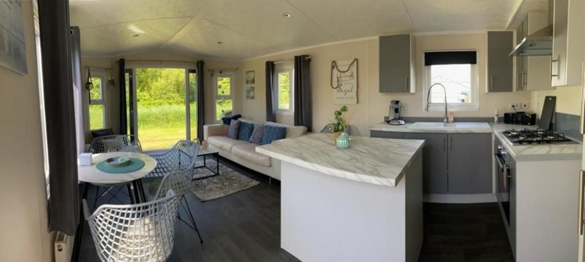 Natur pur, O4 neues Ferienhaus natureingebunden, Familien- und hundefreundlich eingezäunt - Housity