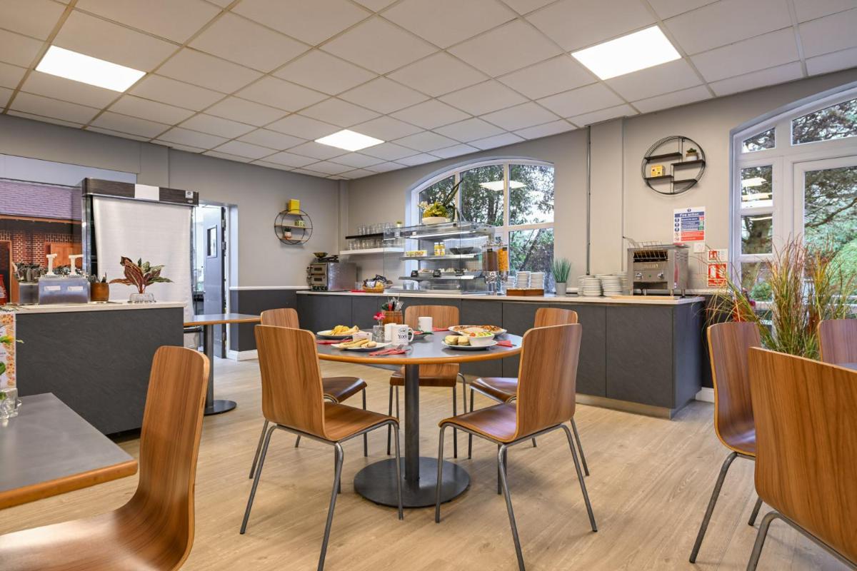 Stableside Hostel at York Racecourse - Hizvo