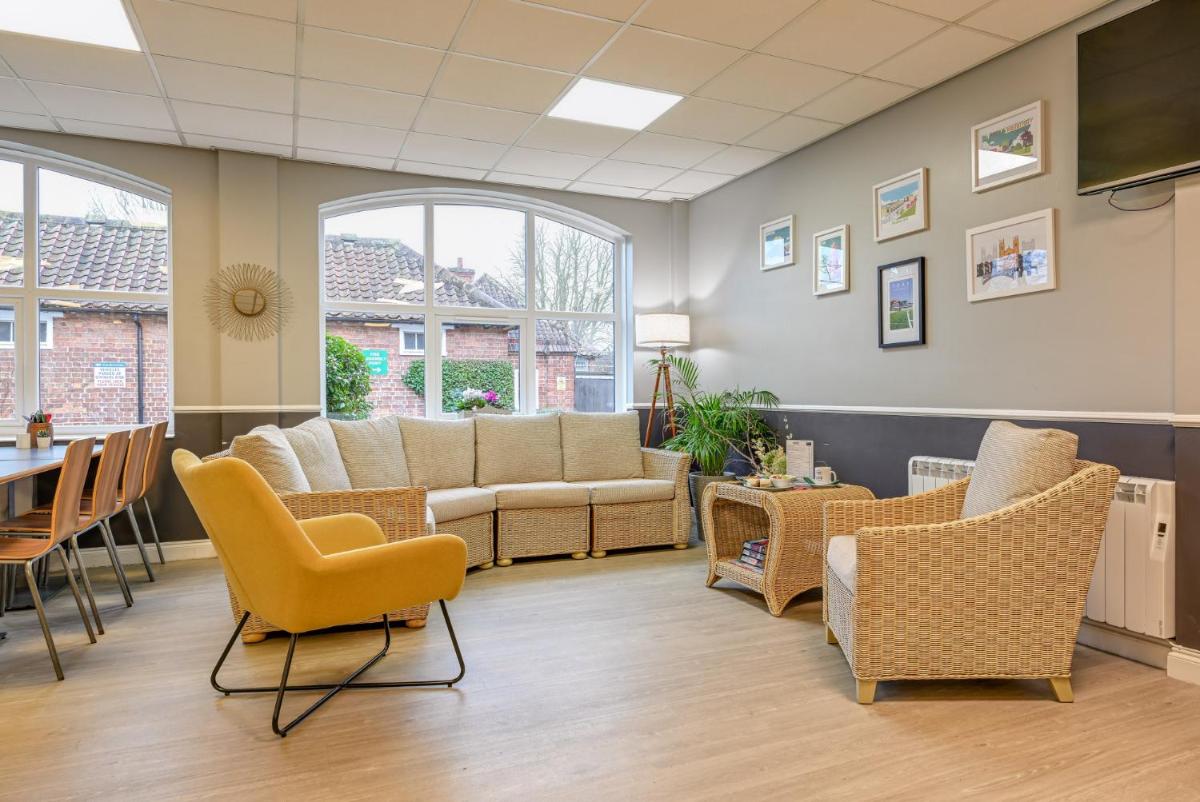 Stableside Hostel at York Racecourse - Hizvo