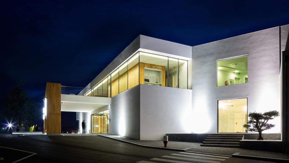um grande prédio branco à noite com luzes em Hotel Minho em Vila Nova de Cerveira