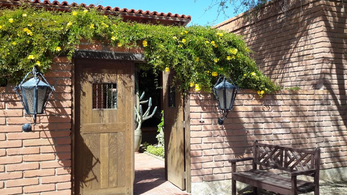 Desert Trails Bed & Breakfast - Housity