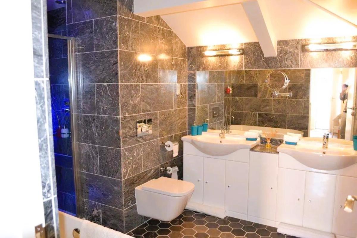 Lanteague Cornwall with stunning Sea Views - Housity