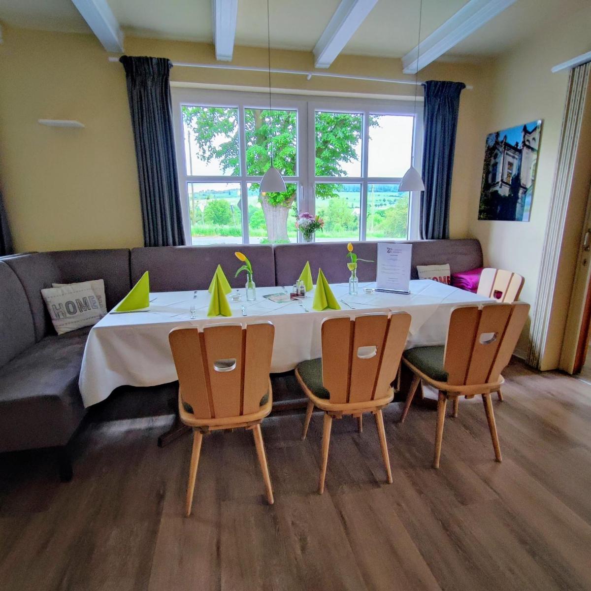 Landhotel Zur Altenburg - Housity