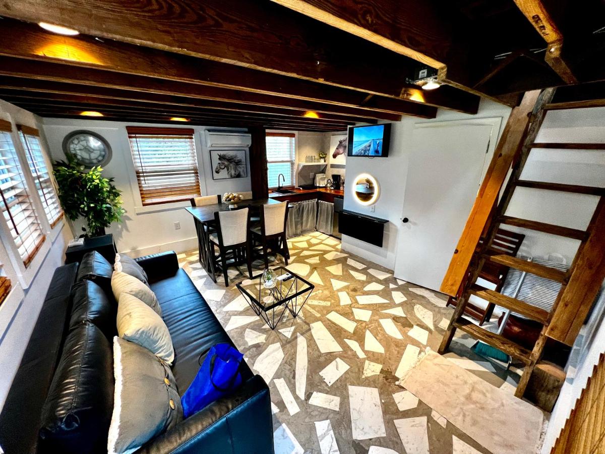 Whimsical Tiny House, Cape Charles Virginia - Housity