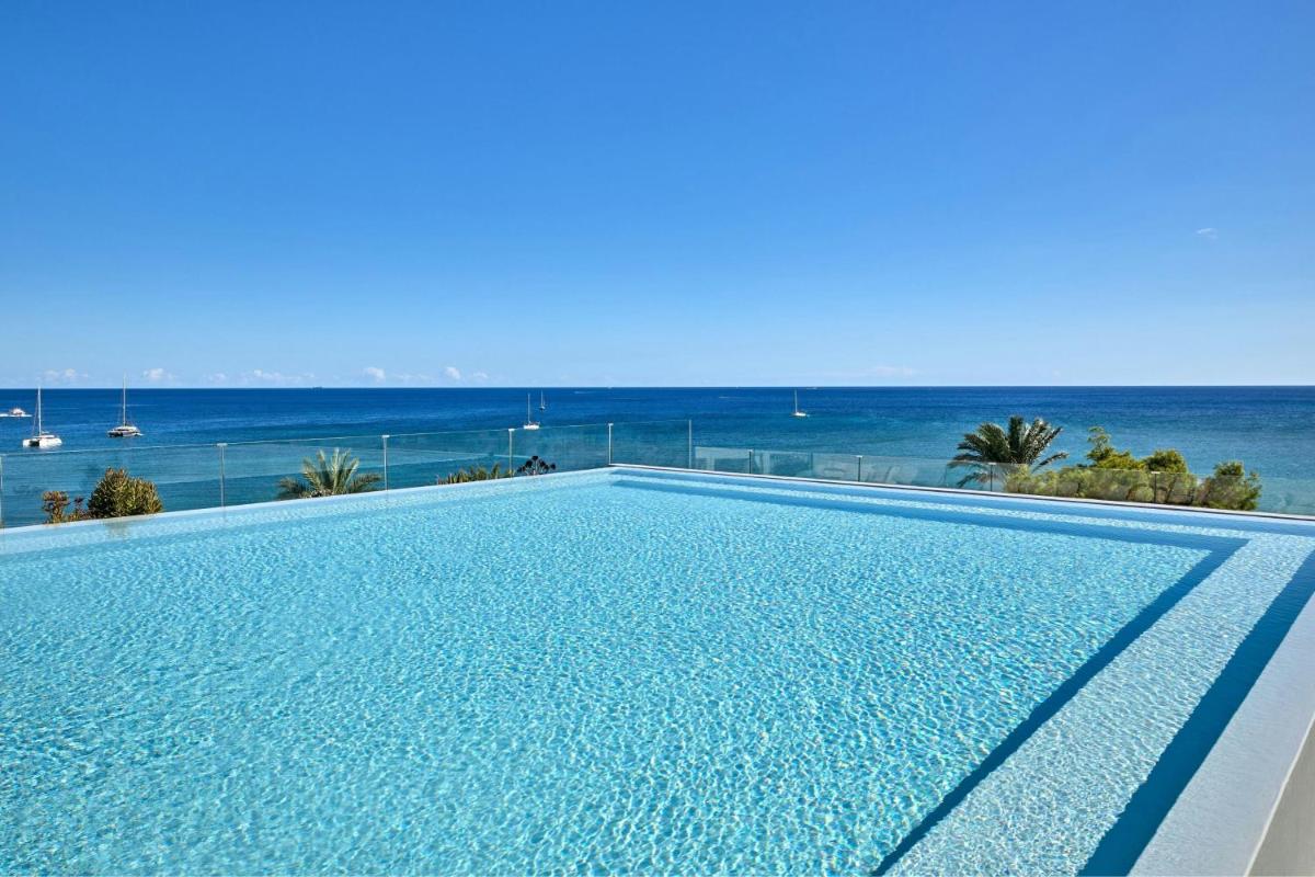 una piscina con el océano al fondo en W Ibiza, en Santa Eulària des Riu