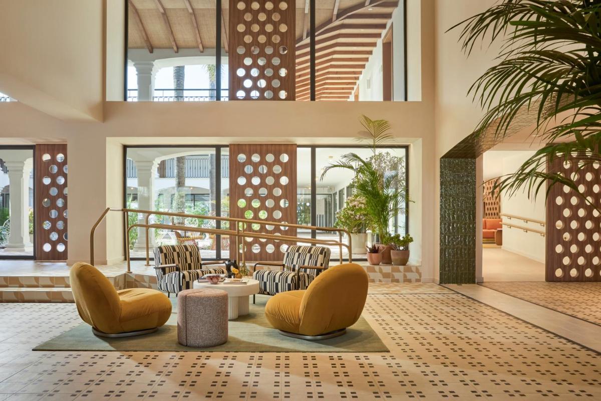 Zona de estar de Kimpton Los Monteros Marbella by IHG
