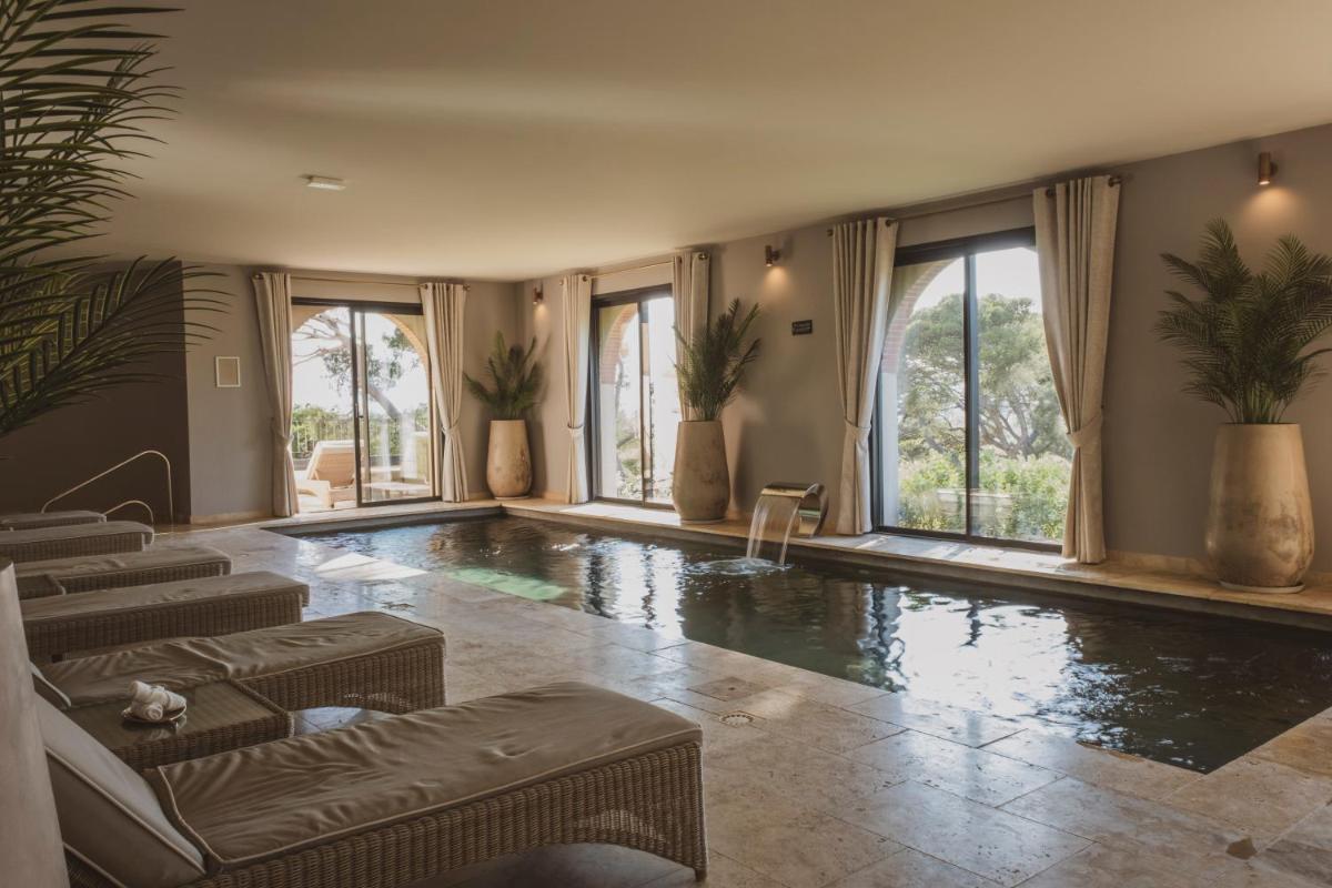 Piscine de l'établissement Château Capitoul ou située à proximité