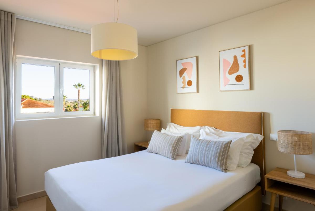 Uma cama ou camas num quarto em Eden Villas & Apartments