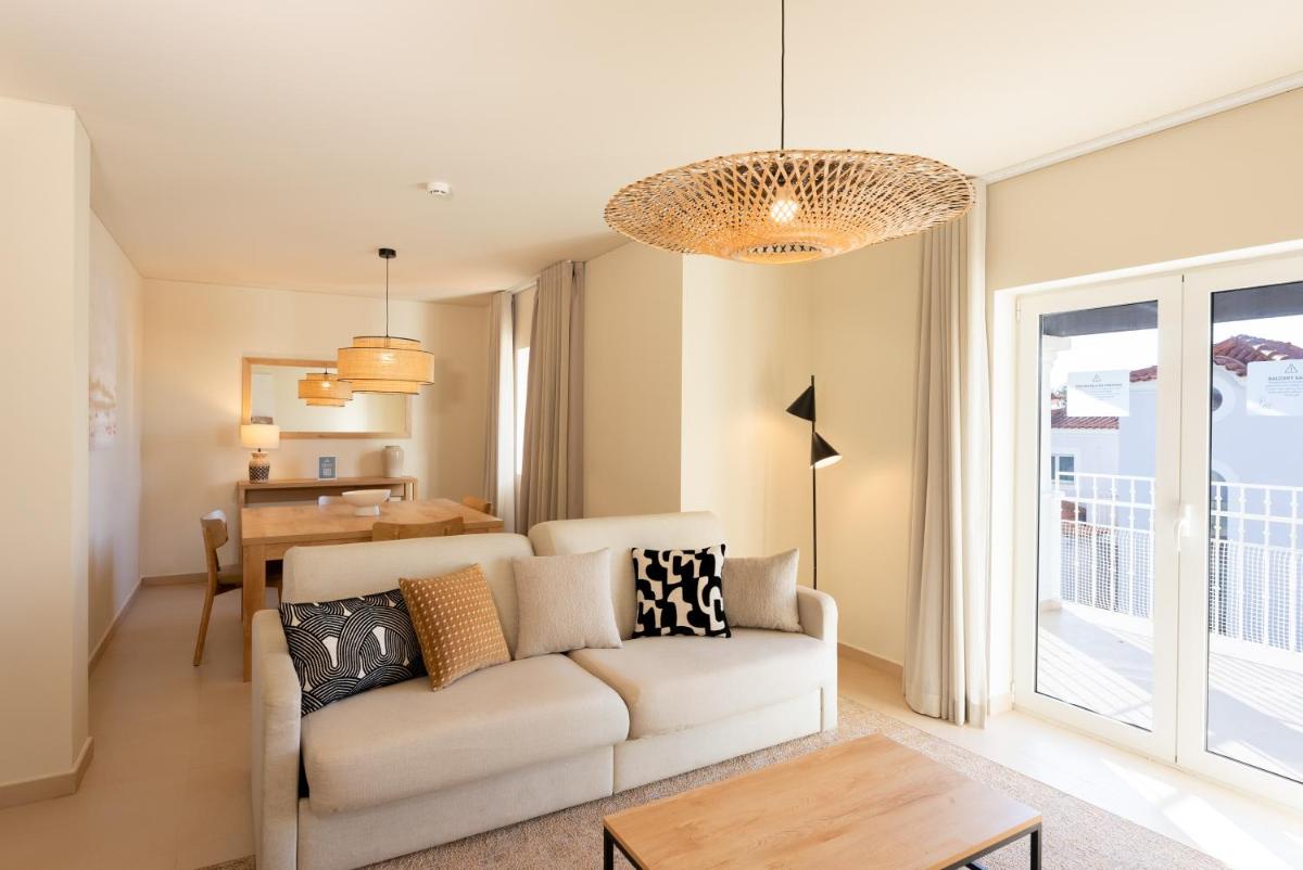 uma sala de estar com um sofá e uma mesa em Eden Villas & Apartments em Albufeira