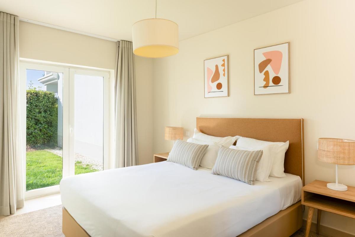 Uma cama ou camas num quarto em Eden Villas & Apartments