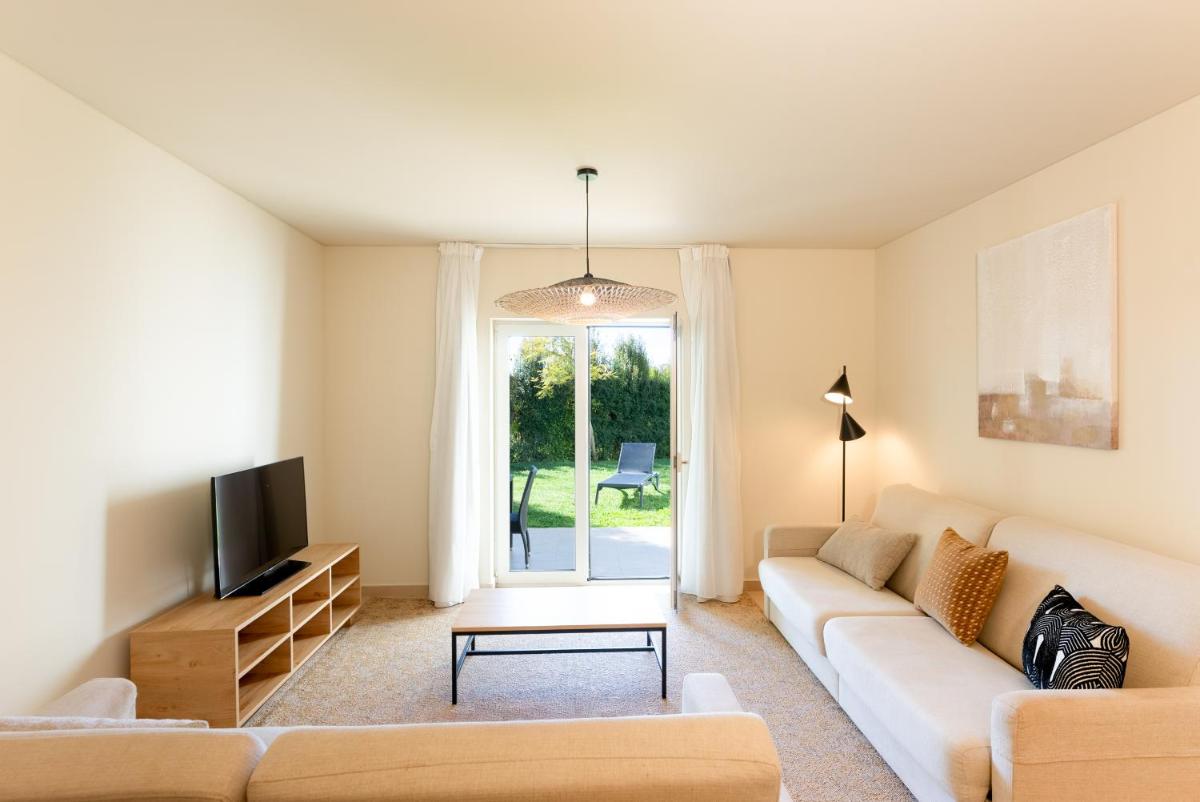 Uma televisão e/ou sistema de entretenimento em Eden Villas & Apartments