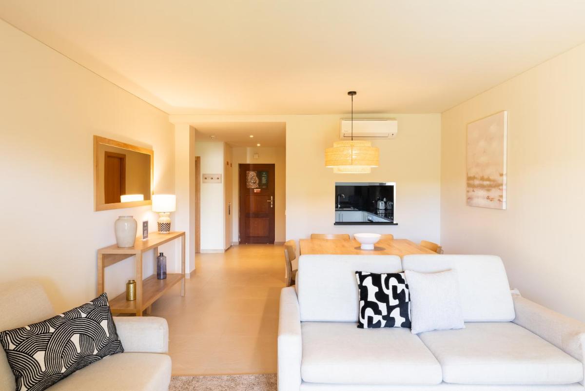 Uma televisão e/ou sistema de entretenimento em Eden Villas & Apartments