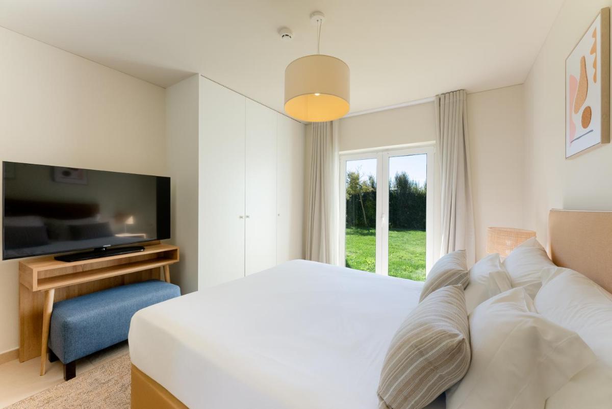 Uma televisão e/ou sistema de entretenimento em Eden Villas & Apartments