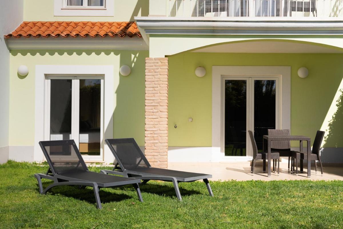 Um jardim no exterior de Eden Villas & Apartments