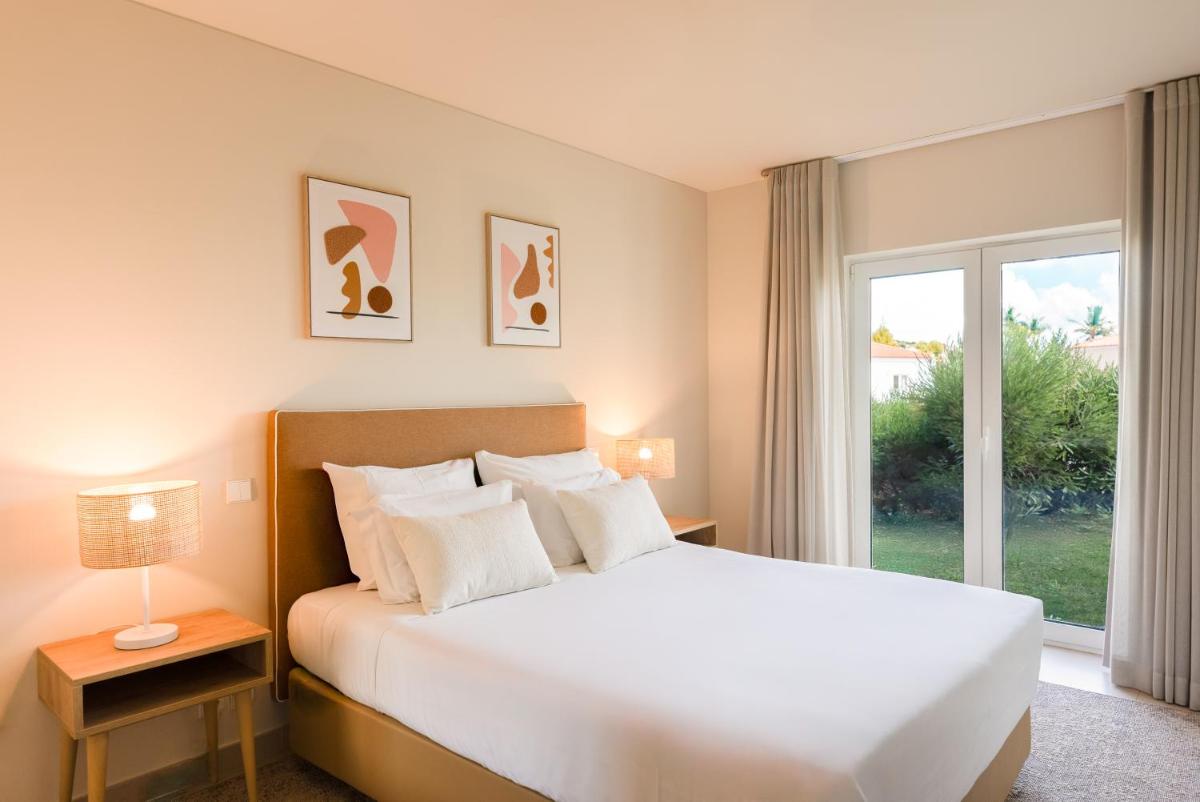Uma cama ou camas num quarto em Eden Villas & Apartments