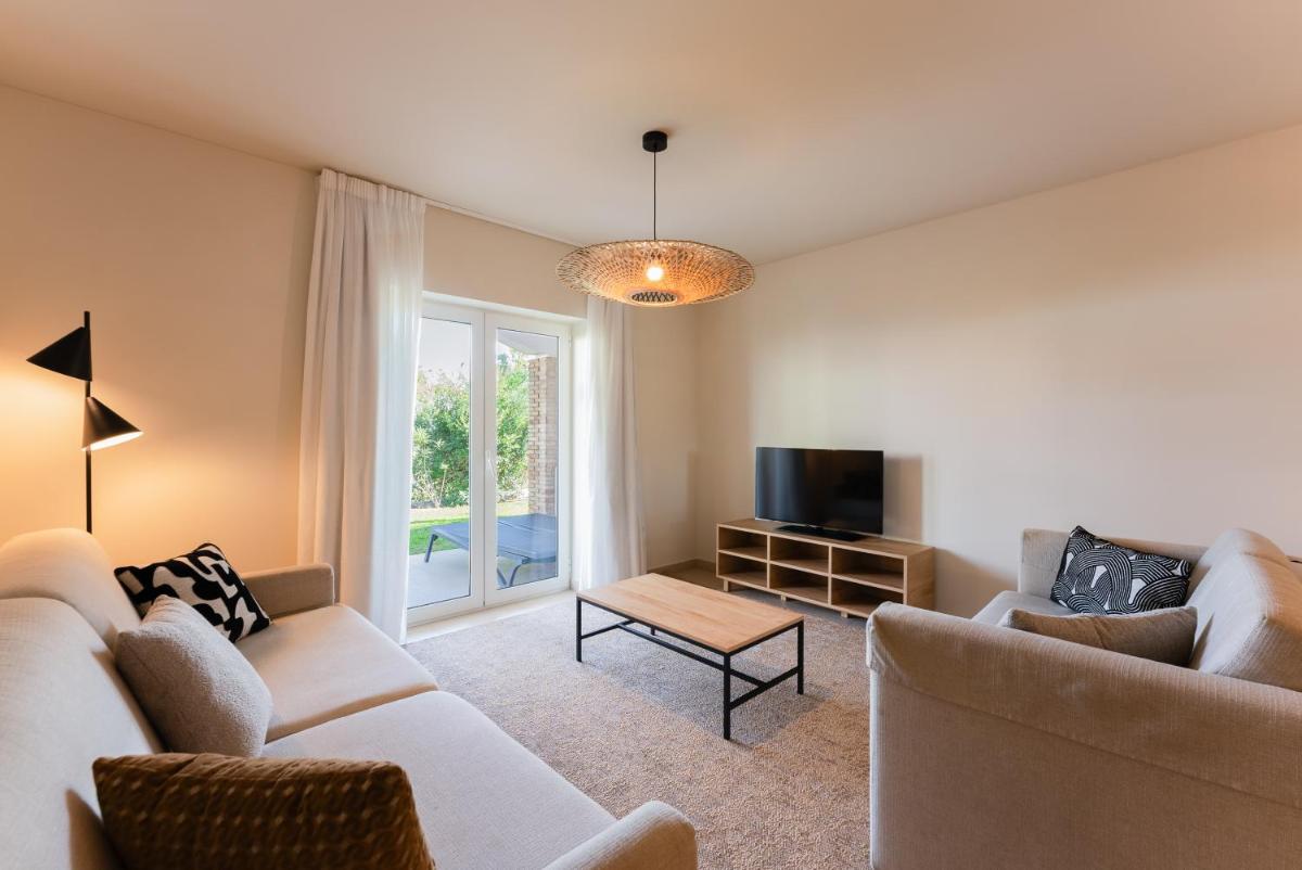 Uma televisão e/ou sistema de entretenimento em Eden Villas & Apartments