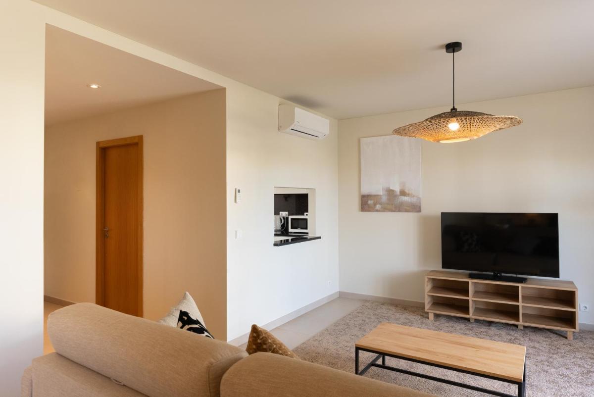 Uma televisão e/ou sistema de entretenimento em Eden Villas & Apartments