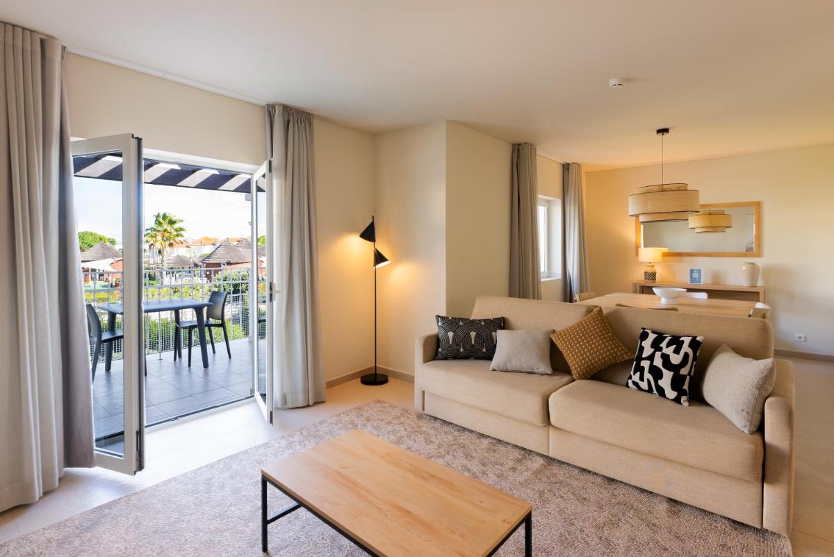 Uma área de estar em Eden Villas & Apartments