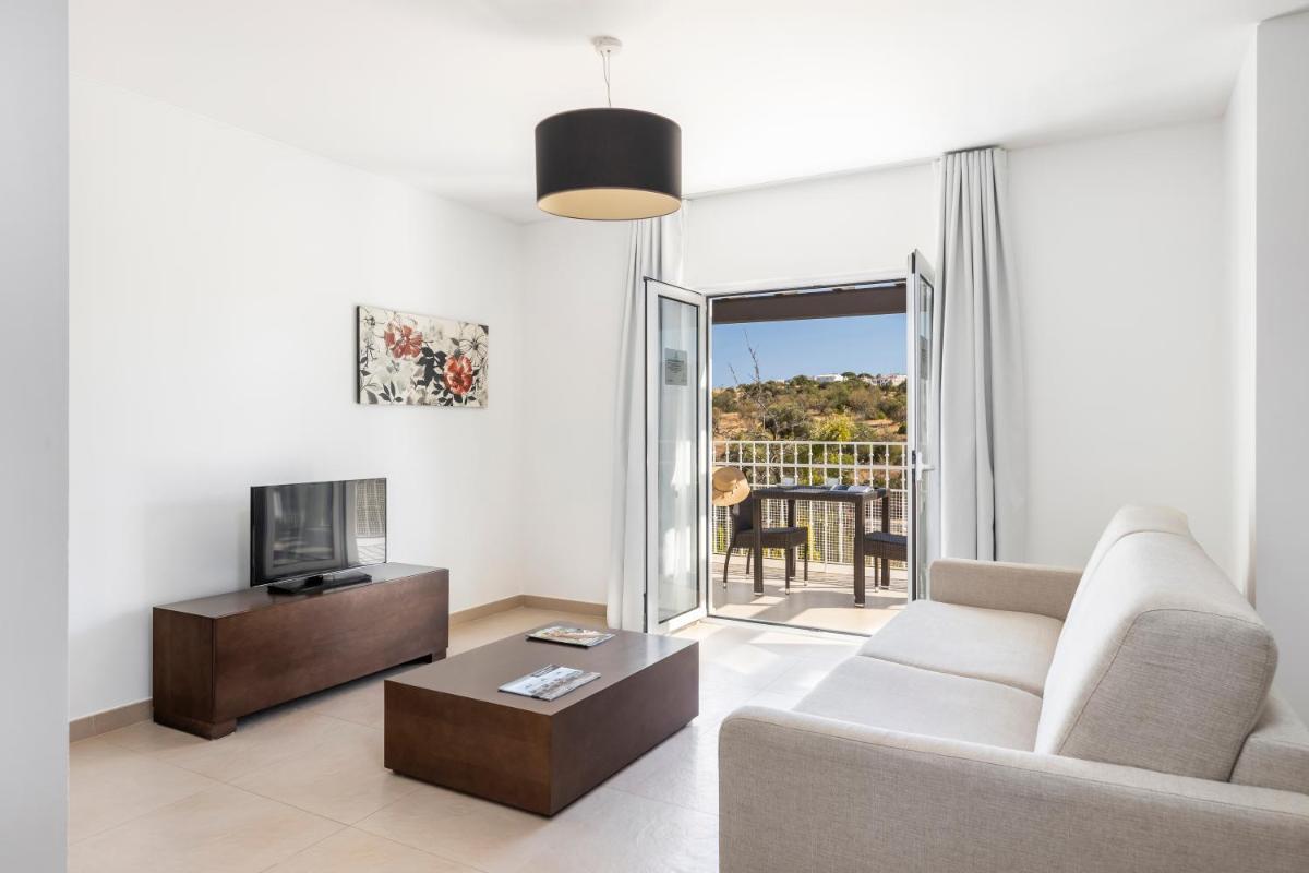 Uma televisão e/ou sistema de entretenimento em Eden Villas & Apartments